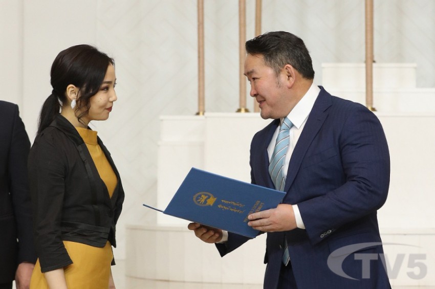 Монгол Улсын Ерөнхийлөгч Х.Баттулга гагнуурчин охин Э.Уужимсэтгэлд “Шилдэг залуу ажилчин” шагнал гардууллаа